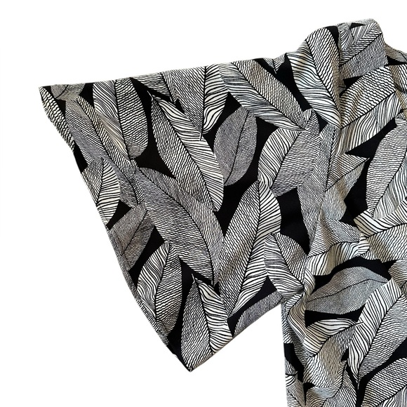 LOFT black & white leaf pattern criss cross front flutter sleeve romper size 10 - Picture 3 of 8